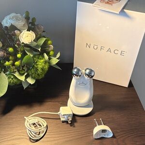 NuFace Silver and White Facial Toning Kit